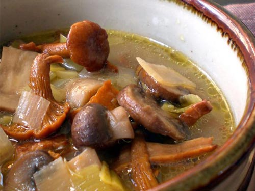 Грибной суп с луком-пореем и тимьяном