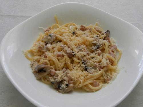 Спагетти с ветчиной грибами и сыром