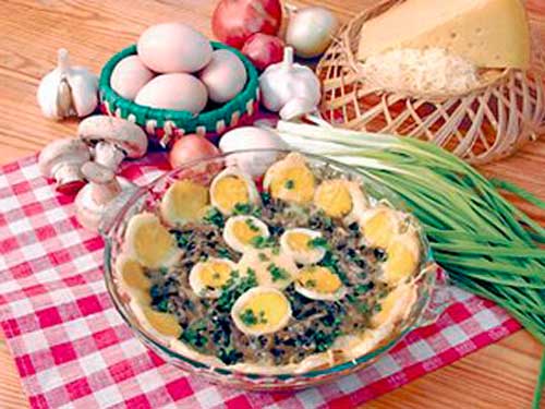 Яйца, запеченные с грибами и луком